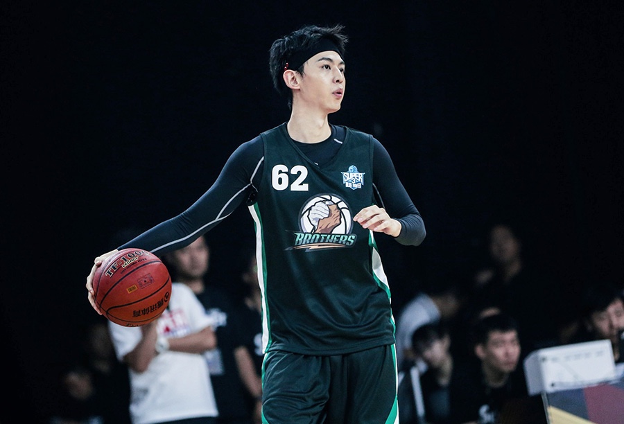 唐晓天参加篮球赛唐晓天跳投得分唐晓天篮球技能圈粉唐晓天在录制真人