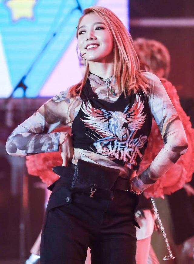 孟美岐抽烟算什么穿纹身上衣才厉害又要被骂毒瘤了