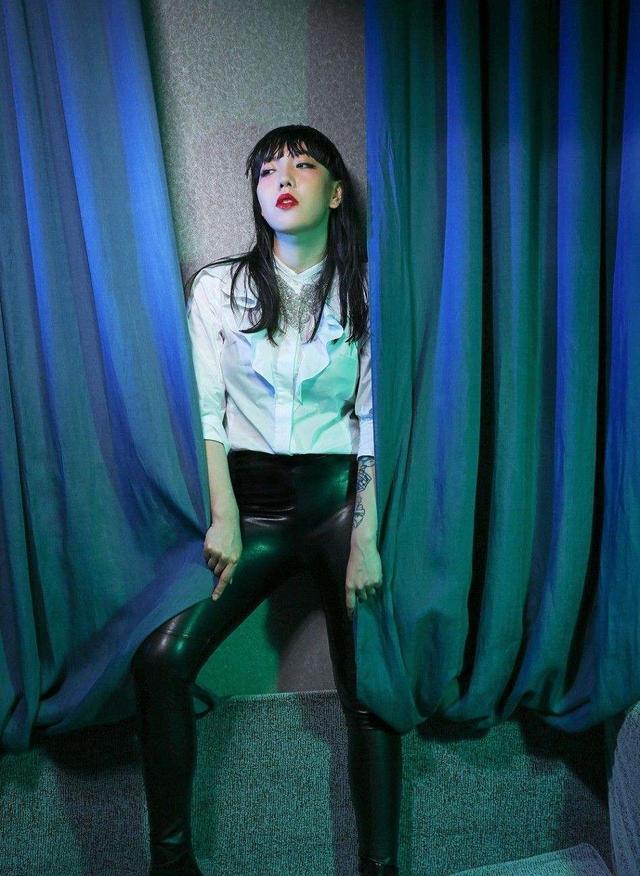 吴莫愁红色连衣裙手带黑色蕾丝亦性感无比