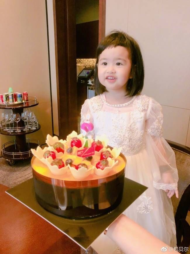 贝尔发微博为女儿饺子--包可艾庆生,并配文:"女神饺子包可艾,3岁生日