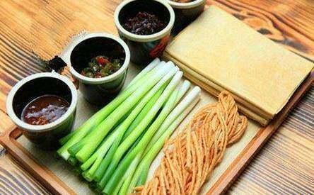 超级好吃 具有山东代表性的 煎饼卷大葱,品山东特色!