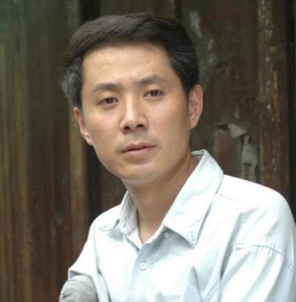 《霓虹灯下的哨兵》饰演指导员路华;在《人间正道是沧桑》饰演穆震方