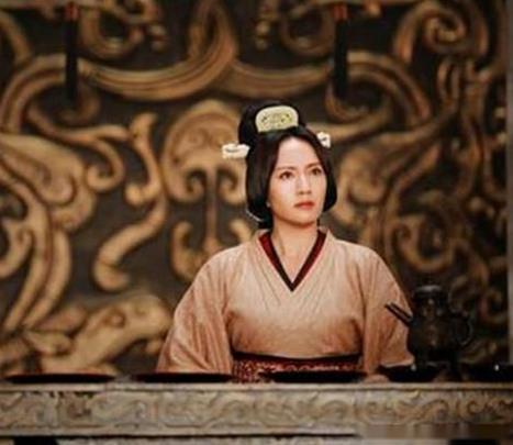 而他最宠爱的卞夫人出身于娼妓,后来在丁夫人离开后把她扶为正室,后来