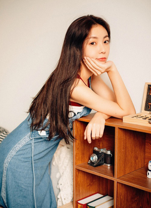 长发瓜子脸美女清新俏皮清瘦身材甜美写真