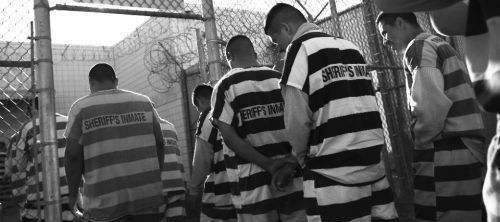 为什么囚犯都要穿黑白条纹的囚衣看完才知道真实情况