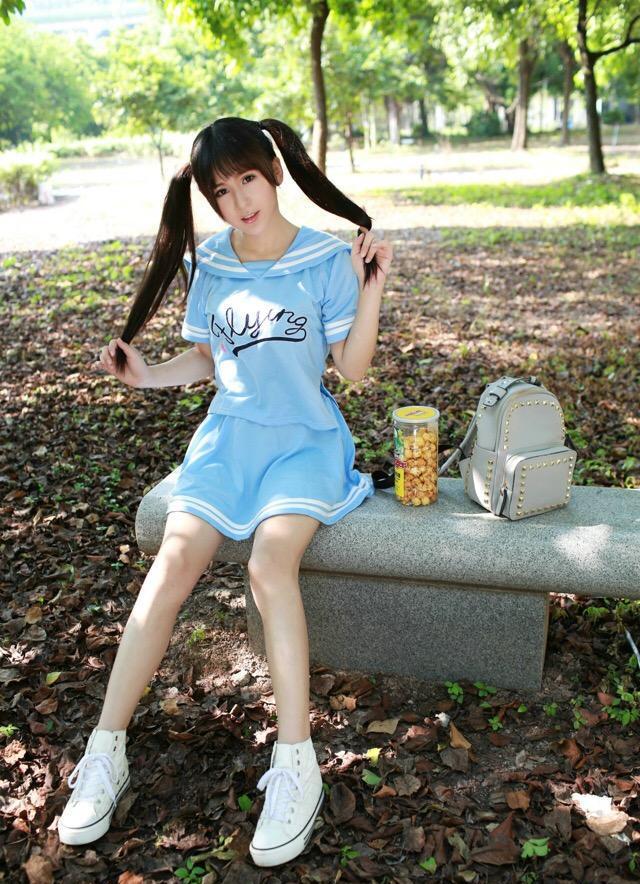 时尚双马尾少女搭配蓝色水手短裙可爱俏皮