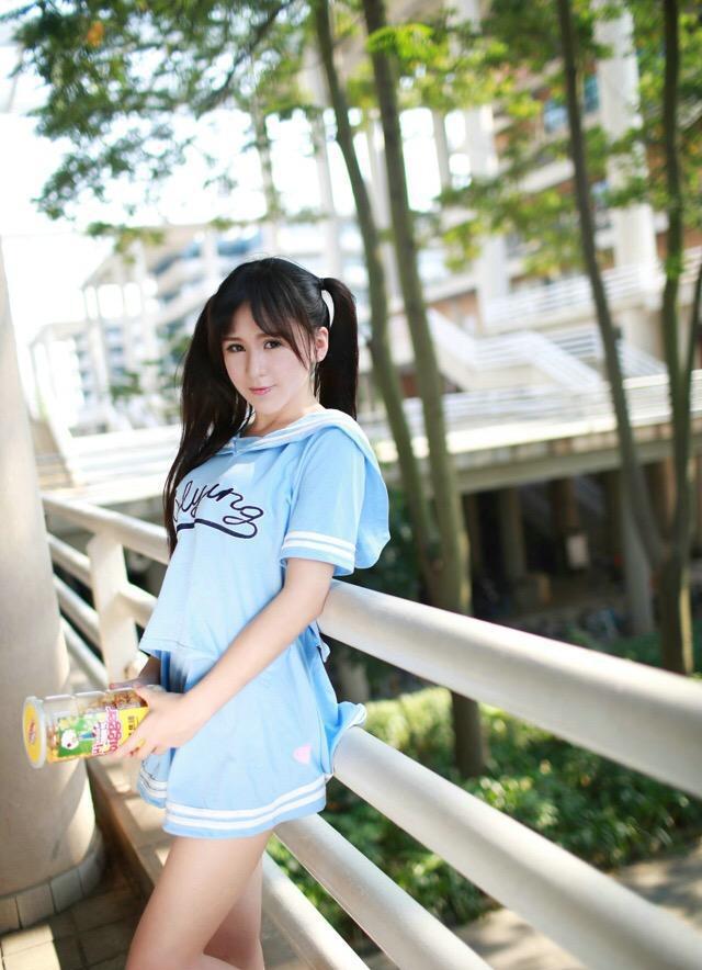时尚双马尾少女搭配蓝色水手短裙可爱俏皮