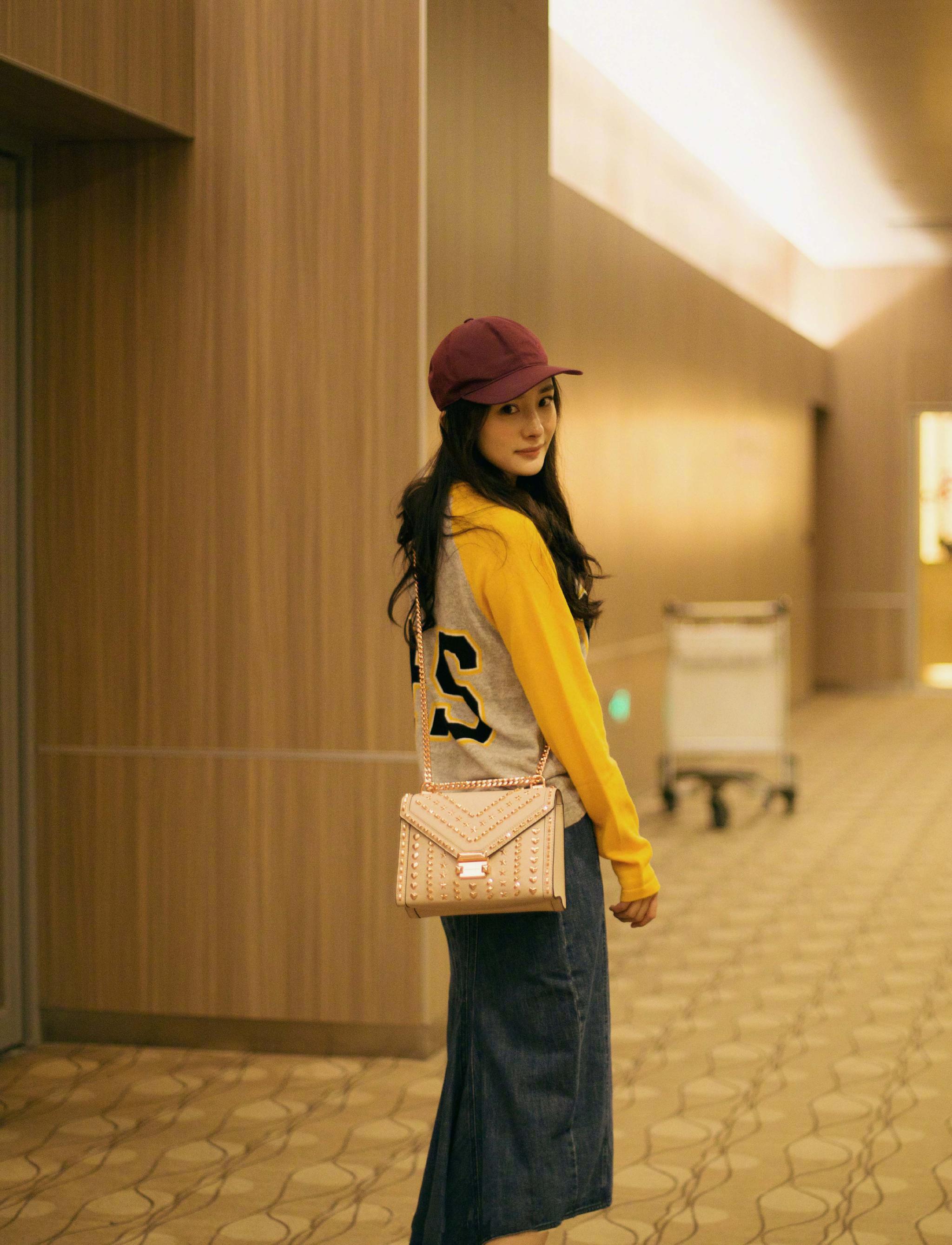 杨幂教你如何用简单的卫衣和短裙凹出时尚感,这样穿减龄指数爆表