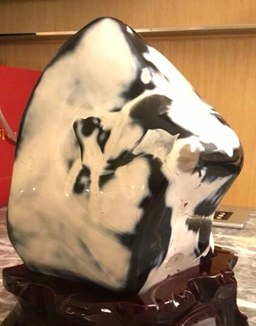 男子在四川捡到一个黑白色玛瑙原石,专家估价超过百万