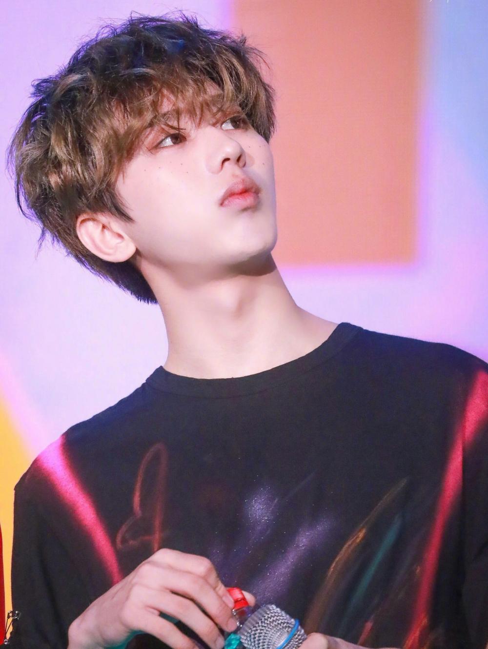 蔡徐坤雀斑妆现身天津引领时尚, 网友: 这样的坤坤给我一打