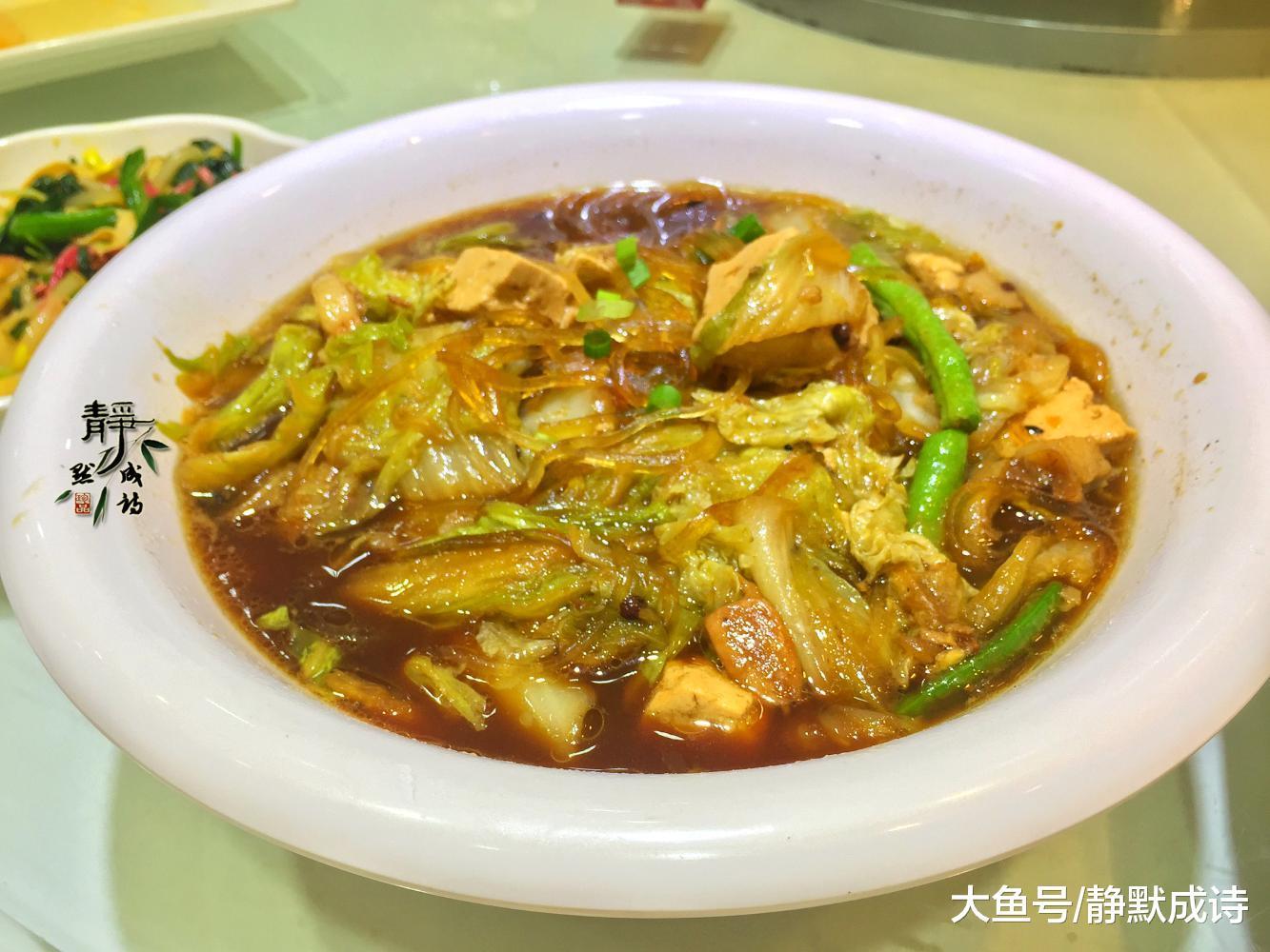 猪肉,粉条,豆角,豆腐,白菜,烧上一锅,看似粗犷,实则味道极佳,比炒菜吃