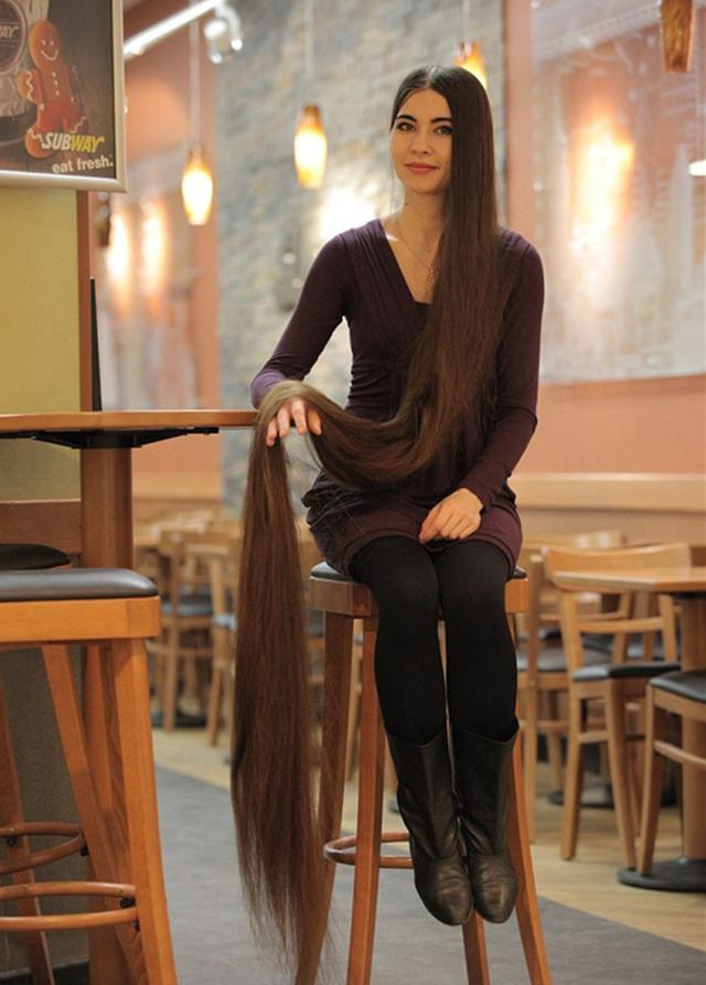 女子长达20年不剪头发,头发长2.3米,人称"长发公主"