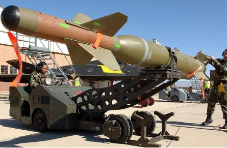 包括2500枚mk82系列导弹,以及500余枚gbu-28激光制导重型钻地炸弹,该