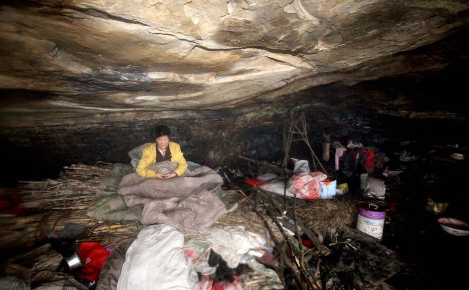 父母去世无家可归住山洞三年, 女子: 没有油没有菜有的只是盐拌饭