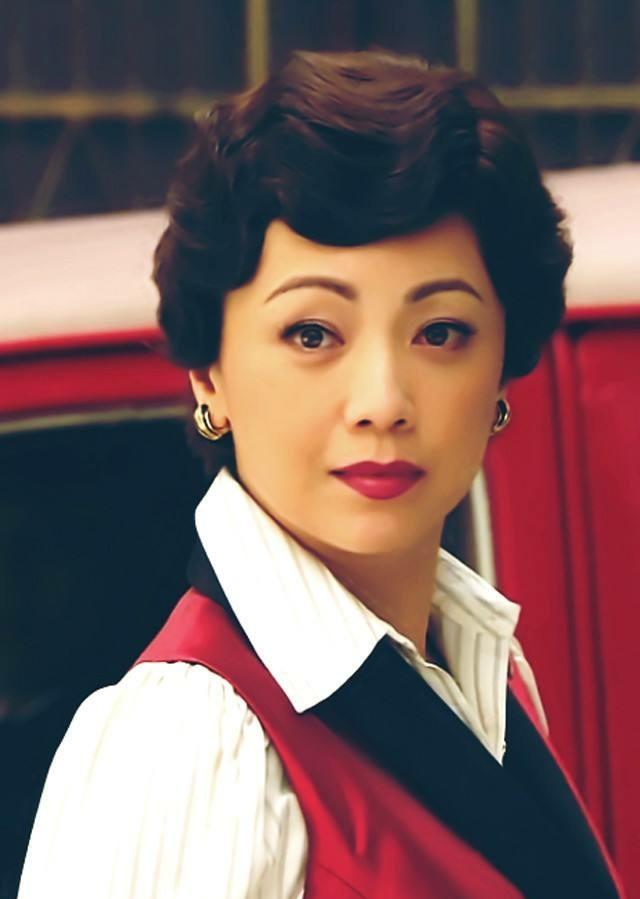 她的演艺道路跌宕起伏,刚与tvb破冰,就被杨千嬅抢了风头!