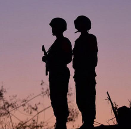 为何中国军人要24小时站岗?原因让所有人心生敬意__财经头条