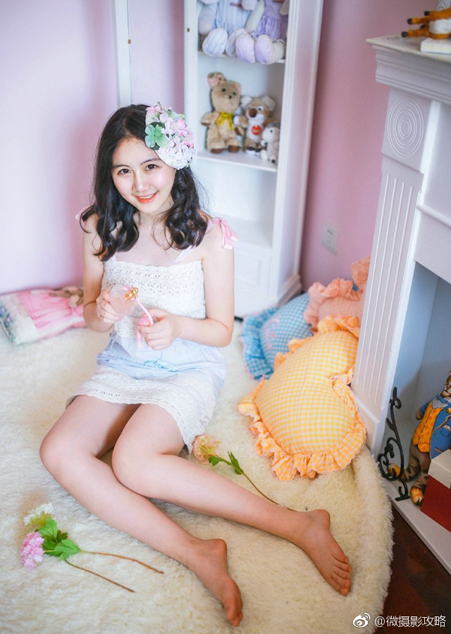 胖嘟嘟文静读书少女甜美笑容清新迷人写真集