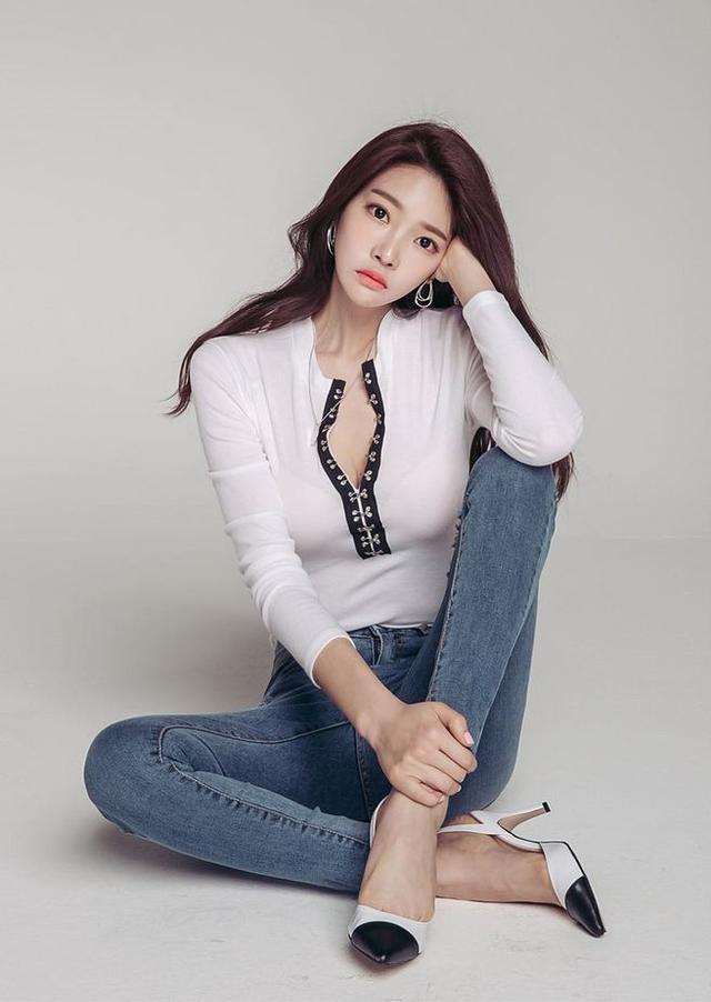 优雅大气的牛仔裤穿搭,将休闲轻松与温柔美丽融为一体