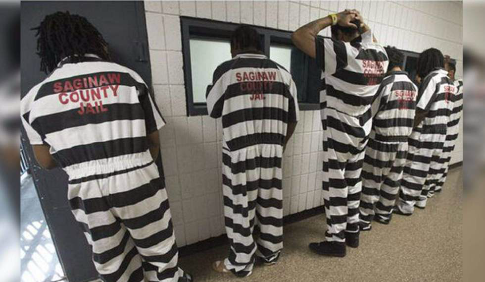 当镜头移到监狱时,大家会发现,里面的囚犯都是穿着黑白条纹的衣服.