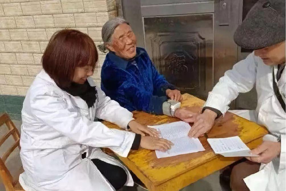 汉阴县汉阳镇家庭医生为贫困群众上门服务|汉阳镇|汉阴县|家庭医生|大婶|慢病_新浪新闻