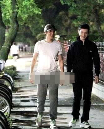 王力宏和黄晓明骑车夜游:黄晓明身高成谜,照片打码的地方很奇怪