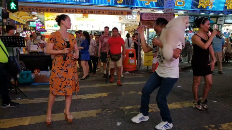 美女歌手冰冰街头演唱《拥抱着你离去》太好听