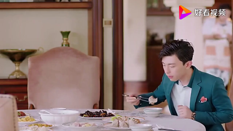 富二代帅哥回家吃饭看到保姆差点噎着太搞笑了