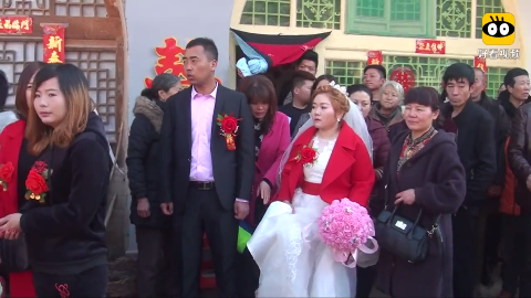 陕西子长县农村住窑洞的姑娘出嫁送亲的队伍像一条长龙
