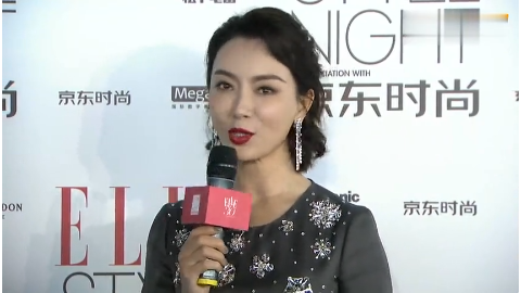 陈数现身机场 获儿子接机自豪甜笑展母爱