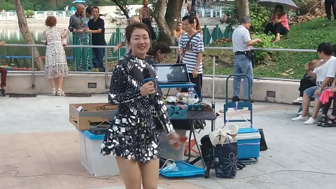 街头艺人芯仪演唱《粉红色的回忆》歌声优美动听