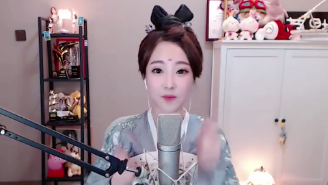 网红美女小白表演梁山伯与祝英台!杭州宋城街