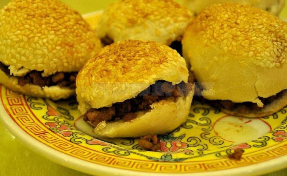 北方菜讲究量大味浓,请客时可别拘束,我们就要大碗喝酒大口吃肉