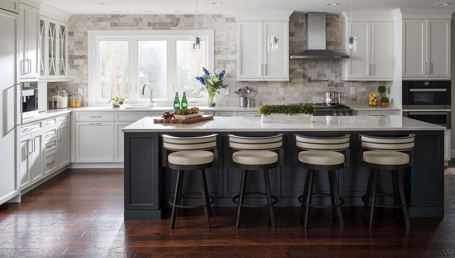 浅色和深色对比的时尚大厨房设计