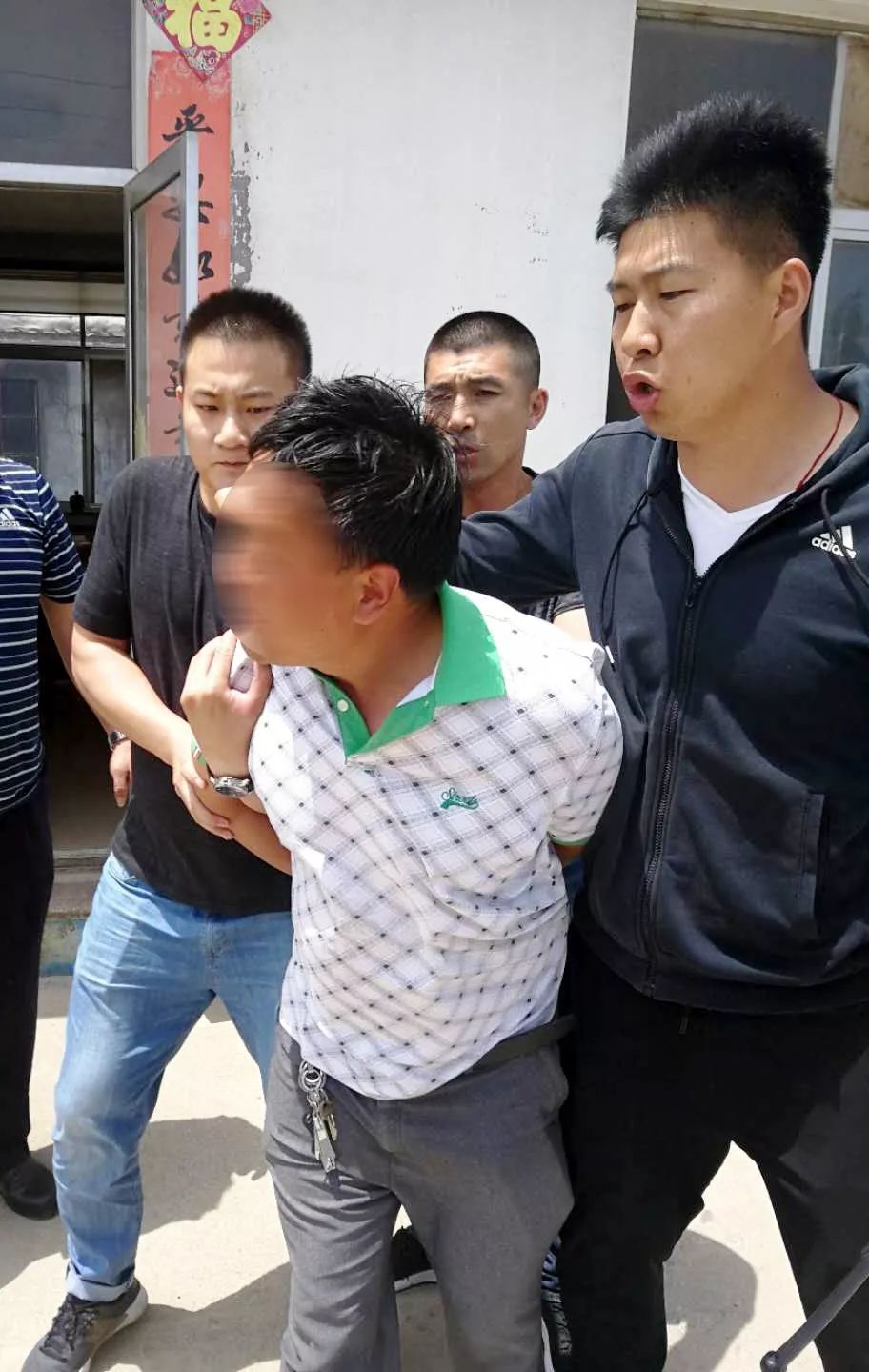 目前,陈某林已被招远警方刑事拘留,案件正在进一步侦查中.