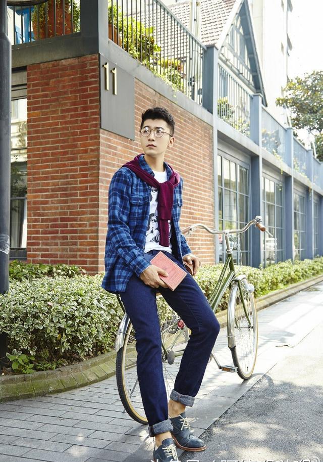 街拍街道上的阳光帅哥