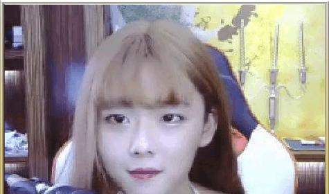 虎牙LOL主播辛巴, 女装直播被老妈发现强行ga