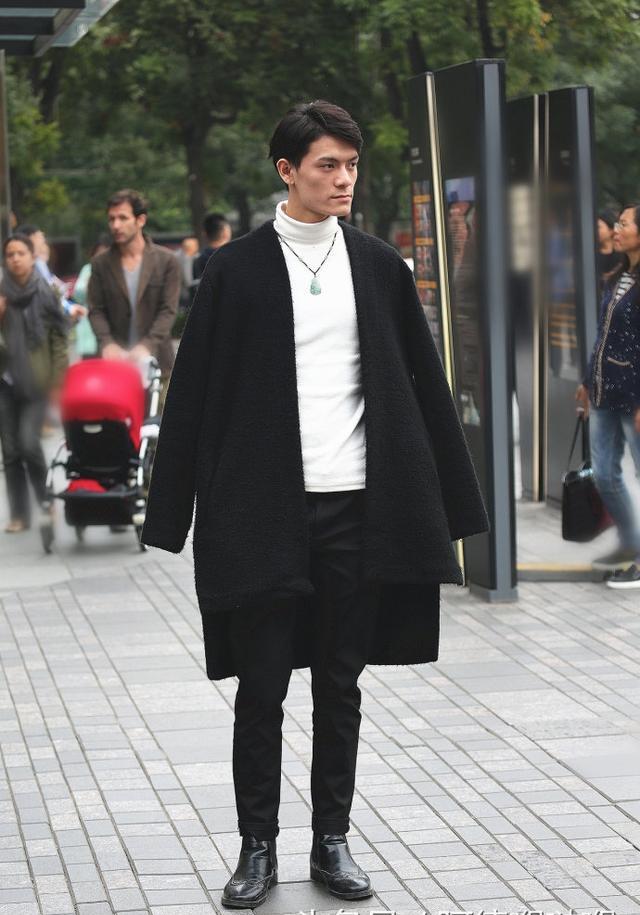 街拍街道上的阳光帅哥