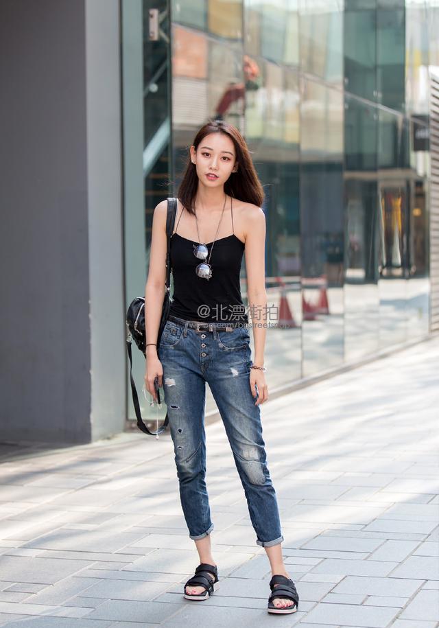 北京街拍, 黑色吊带背心搭配牛仔裤, 清爽舒服, 人美穿啥都好看!