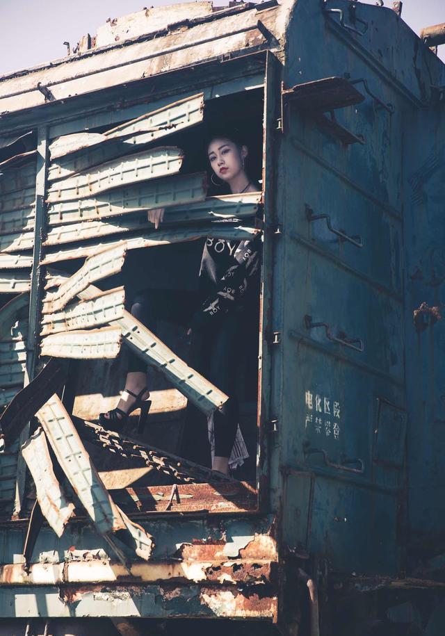 人像摄影少女迷失了方向在旧火车中抒发自己的情感