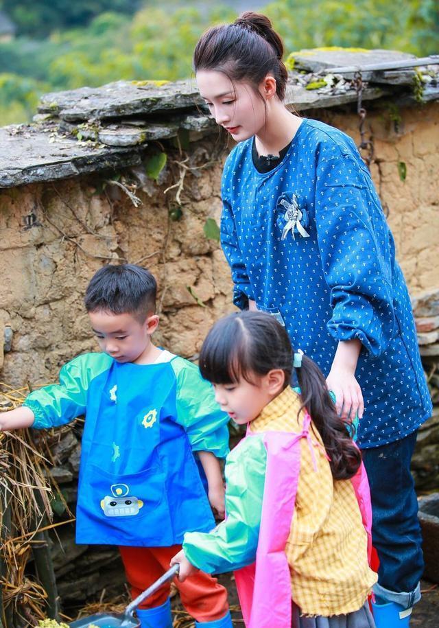 李沁带娃被赞暖心细致, 这像是没有生过孩子的人嘛?