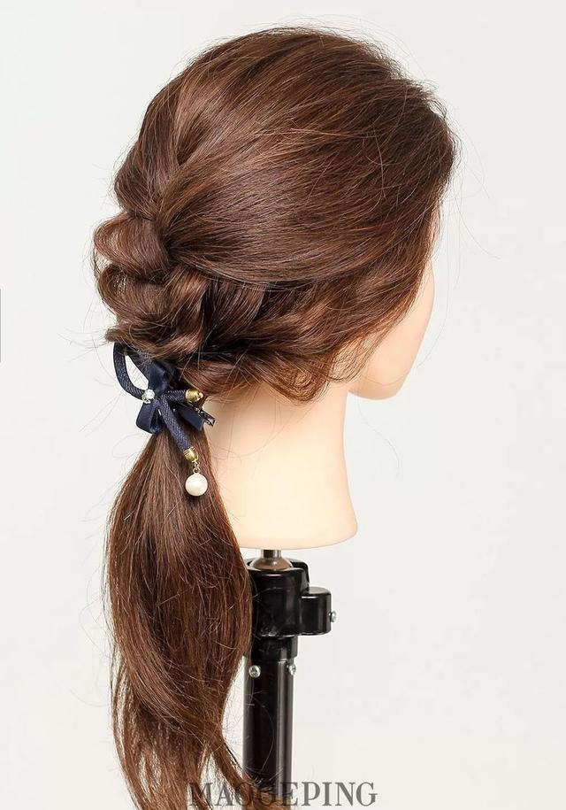 3股麻花辫最后扎成低马尾图解美美哒