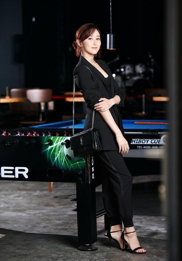 《人民的名义》中高小琴的扮演者阔太胡静一身黑色西服大秀性感!