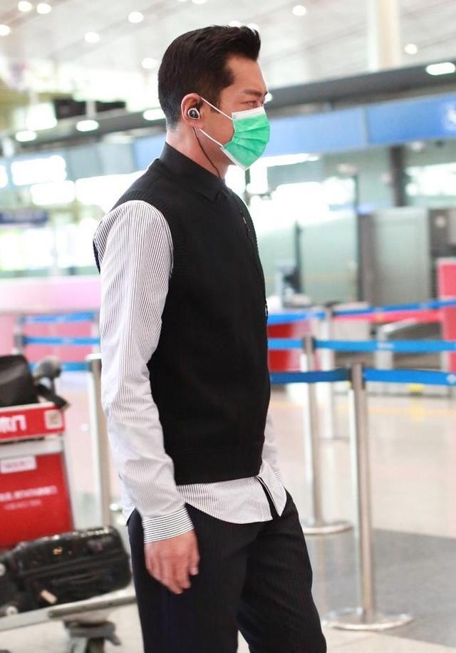 古天乐好实在戴的口罩都跟其他明星不同突然在机场狂奔好另类