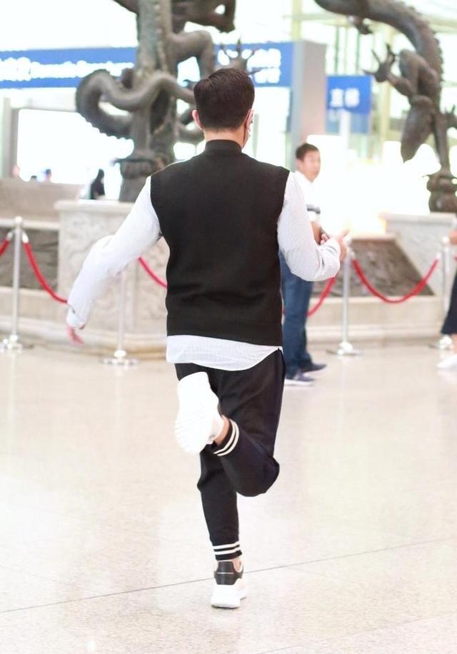 古天乐好实在戴的口罩都跟其他明星不同突然在机场狂奔好另类