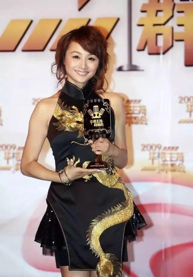 曾经央视一姐曹颖手术住院!手术前后都与粉丝互动!现已平安无事