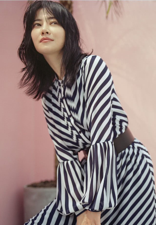 "高贵妃"谭卓也太接地气了,裹着睡衣素颜出街,给人感觉很普通