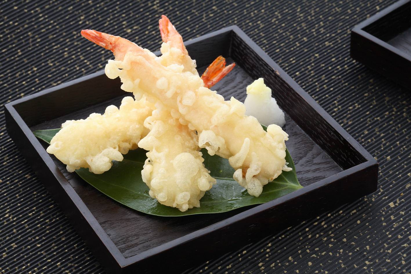 其实一只天妇罗虾的制作,就能够体现了含水量对食材的不同部位的影响.