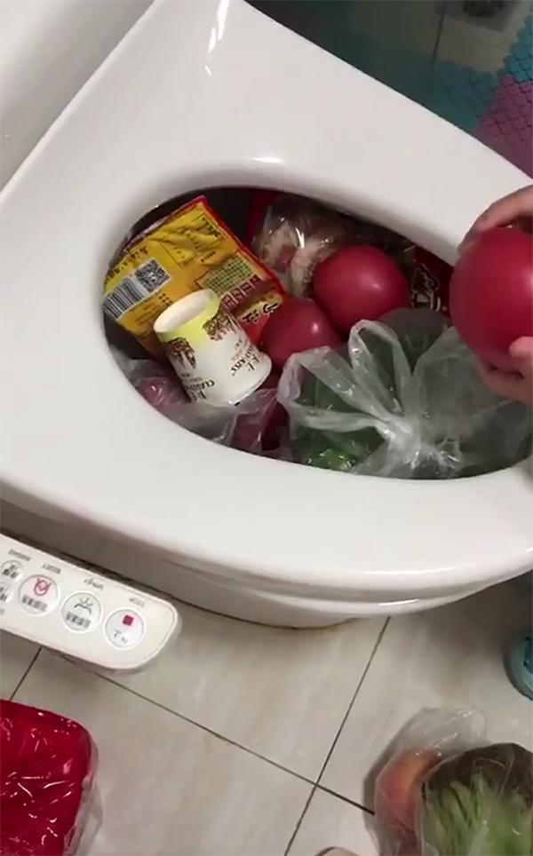 宝妈去厨房煮米饭,完事在厕所找到儿子,这场景让宝妈此生难.