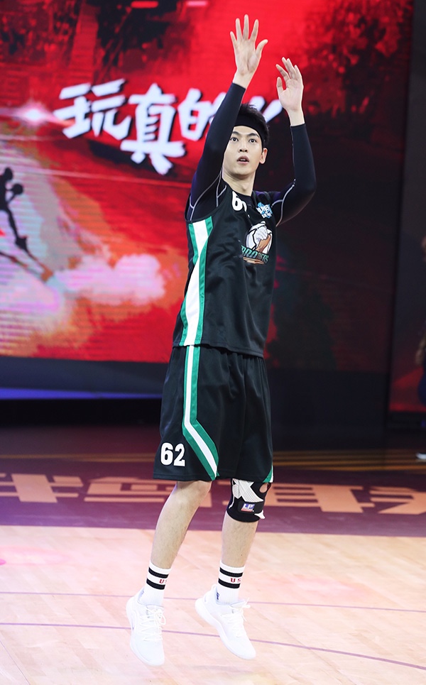 唐晓天参加篮球赛