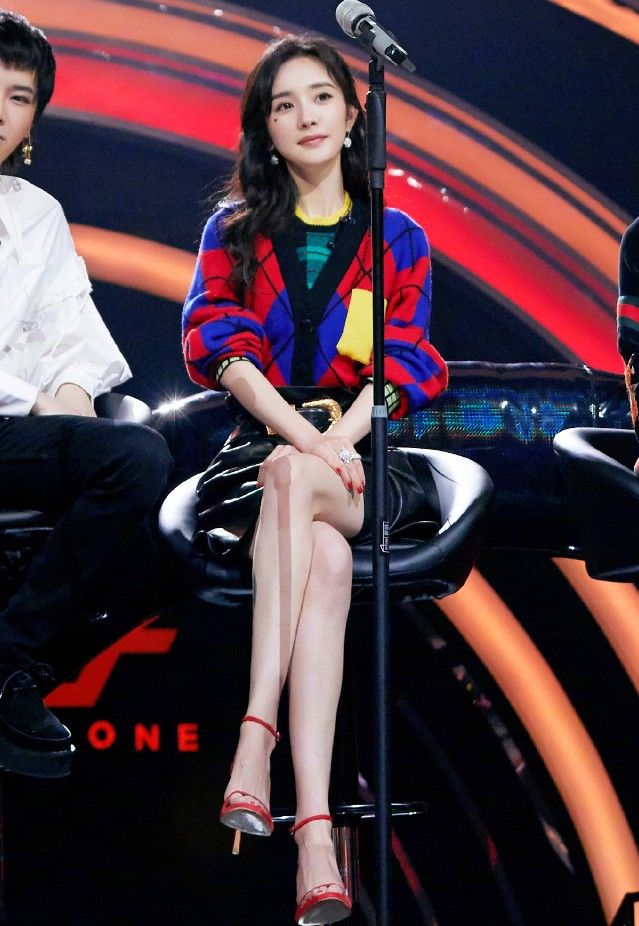 杨幂穿短裙也敢跷二郎腿双腿都夹不进一张纸难怪这么坐